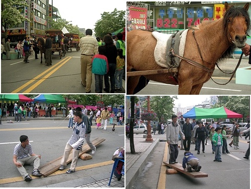 말도 타볼 수 있어요. 한 가족이 말을 타려고 기다리고 있습니다. 쉬운줄만 알았던 널뛰기도 만만치 않습니다. 